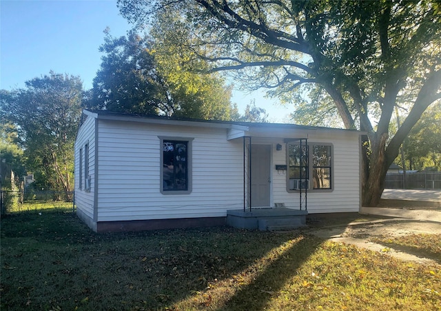 view of front of home featuring a front lawn