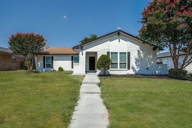 view of front facade featuring a front yard