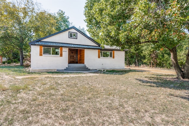 view of front of property with a front yard