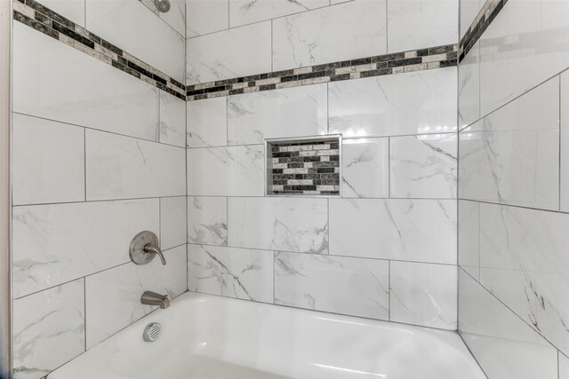 bathroom with tiled shower / bath