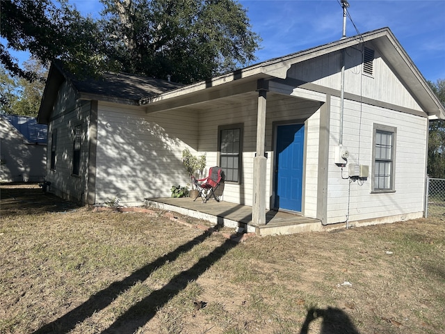 view of front of property with a porch and a front lawn