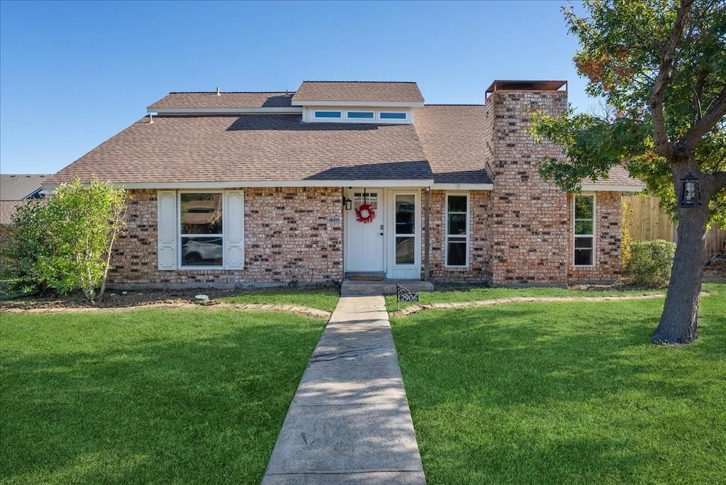 view of front of home with a front lawn