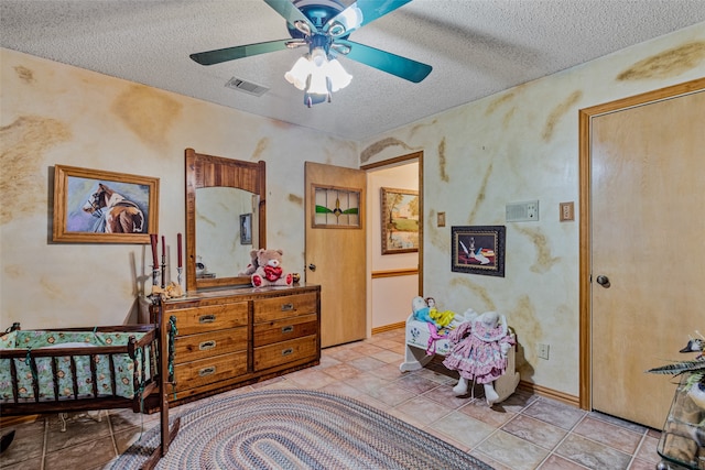 bedroom featuring ceiling fan and a textured ceiling