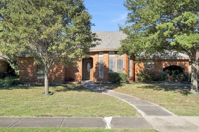 view of front of home featuring a front yard