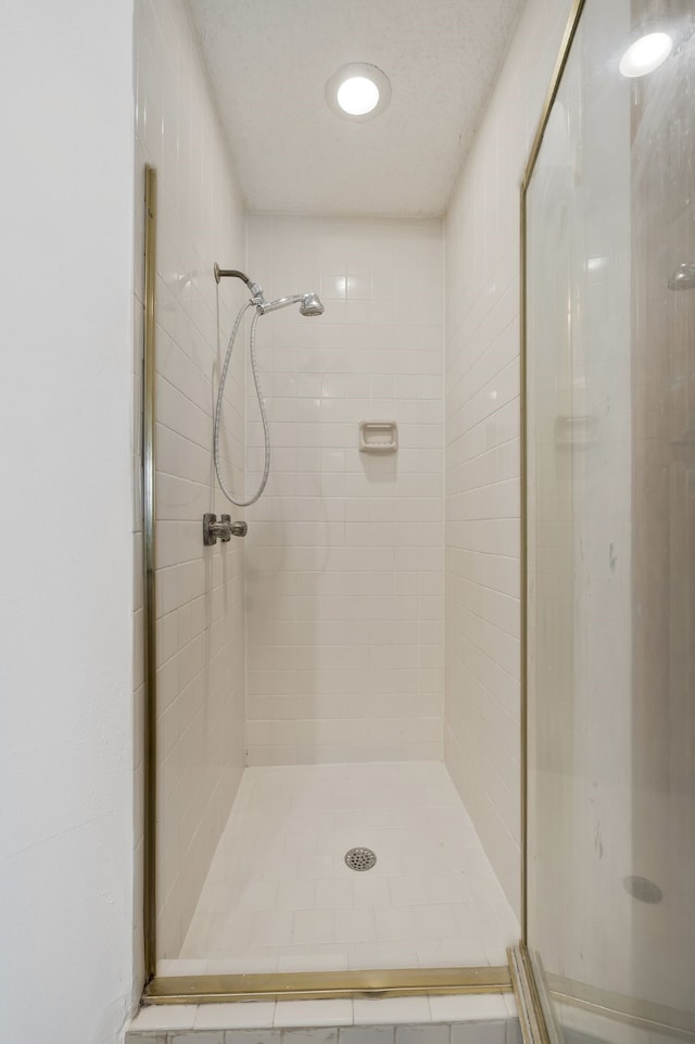 bathroom featuring tiled shower