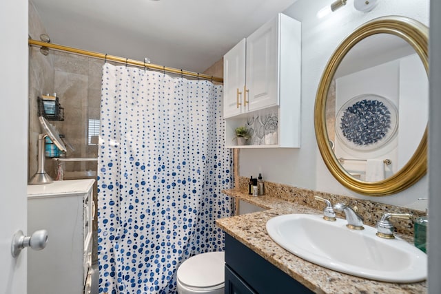 bathroom with a shower with shower curtain, vanity, and toilet