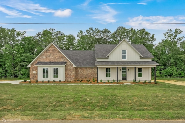 view of front of property featuring a porch and a front yard