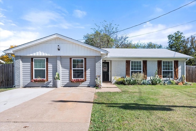 ranch-style house featuring a front lawn