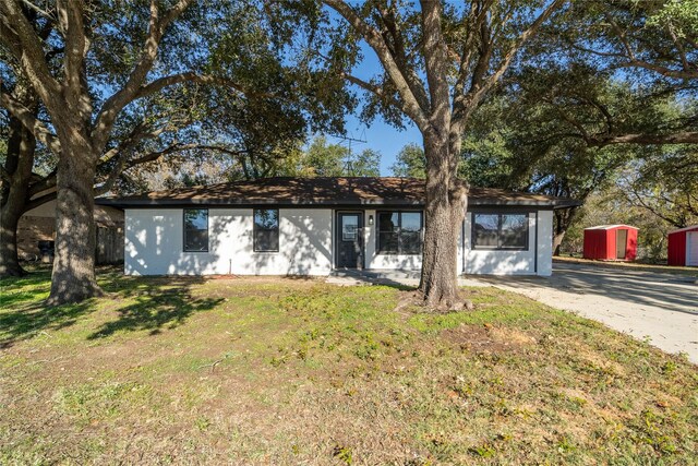 ranch-style home featuring a front yard