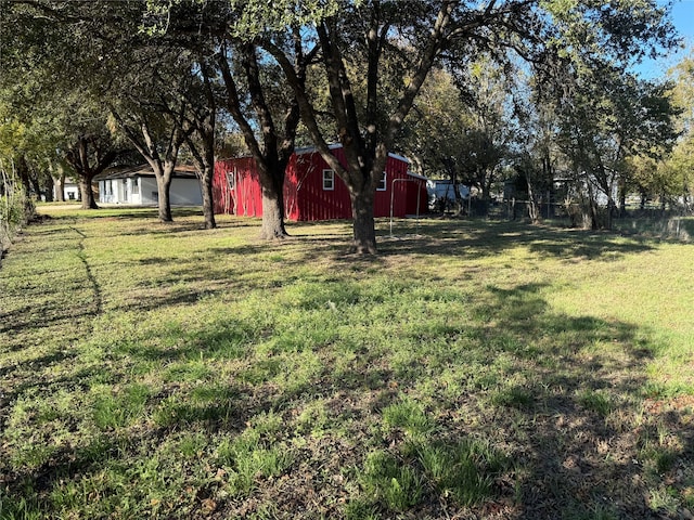 view of yard with an outdoor structure