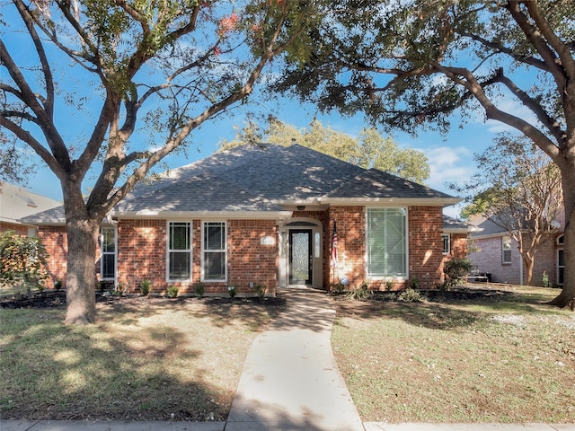 ranch-style house featuring a front yard