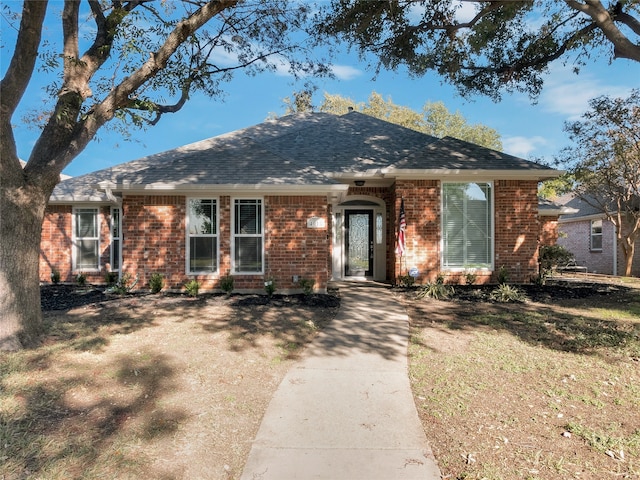 ranch-style home featuring a front lawn