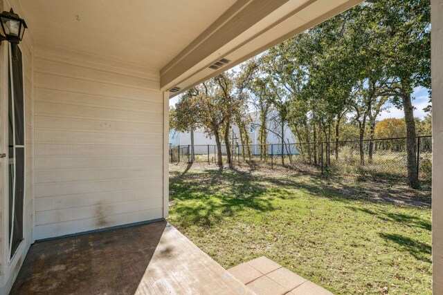 view of yard featuring a patio area