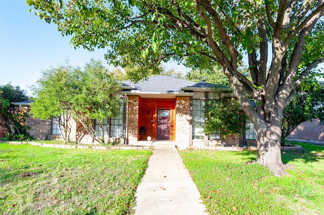 view of front facade featuring a front yard