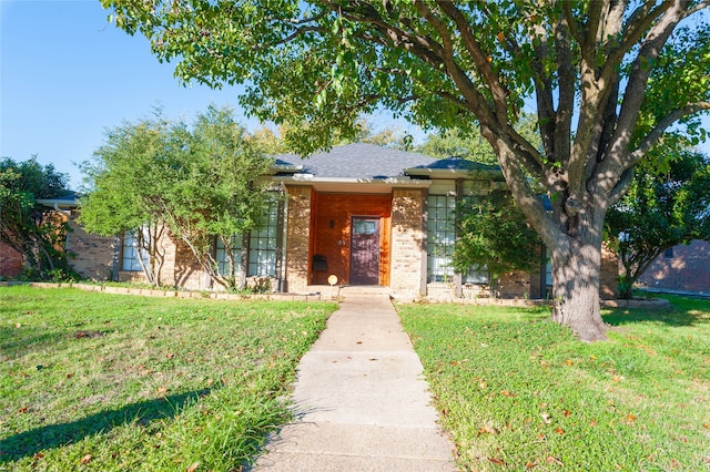 view of front of home featuring a front yard