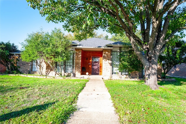 view of front of house featuring a front lawn