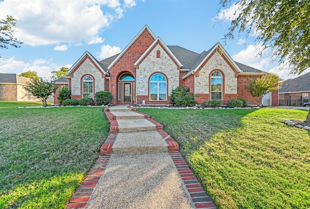 view of front of property featuring a front yard