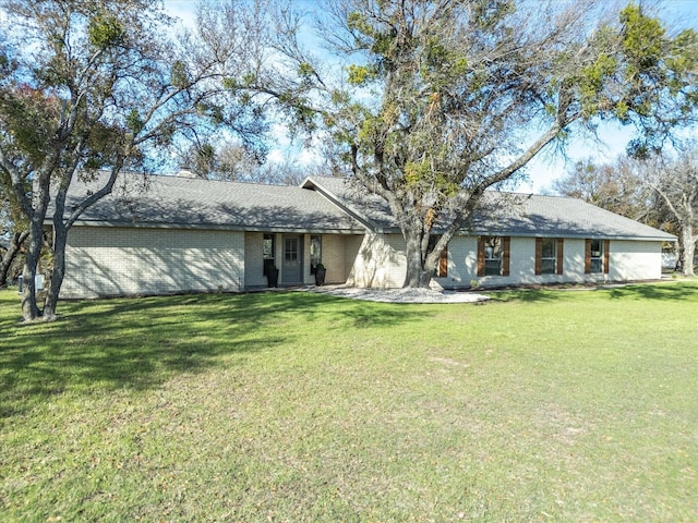 ranch-style house featuring a front yard