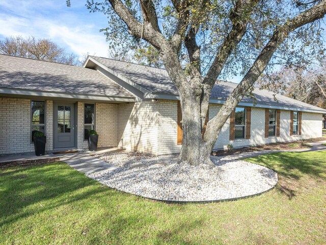 ranch-style house featuring a front lawn