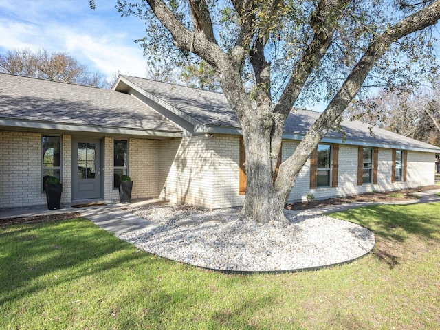 ranch-style house featuring a front lawn