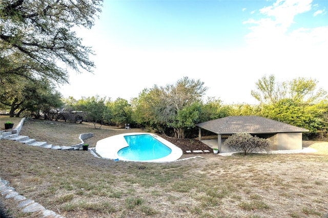 view of pool featuring a yard