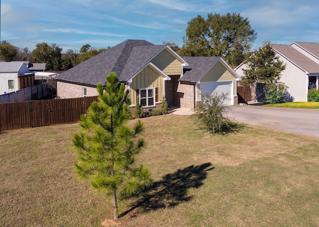 view of front facade featuring a front yard and a garage