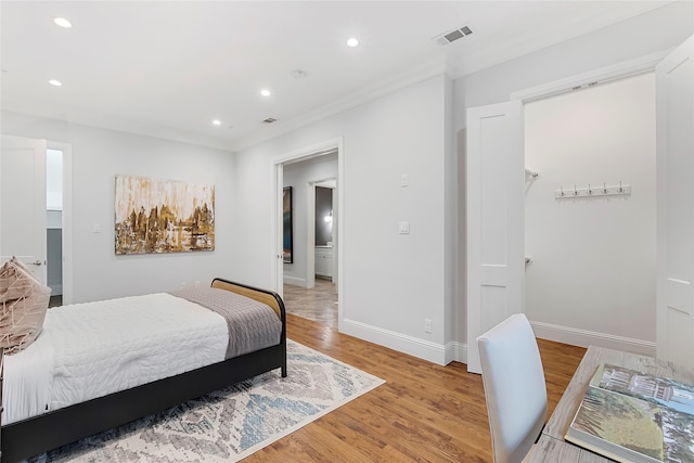 bedroom with recessed lighting, light wood-type flooring, visible vents, and baseboards