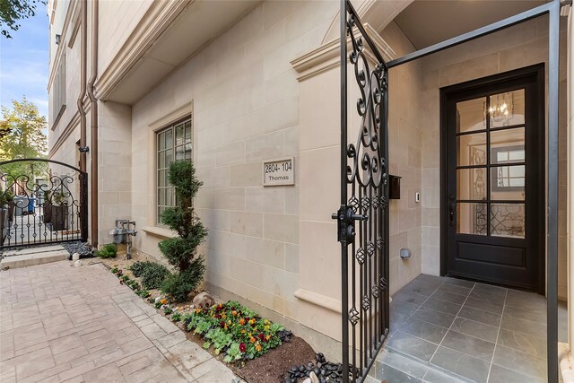 foyer entrance featuring crown molding and a chandelier