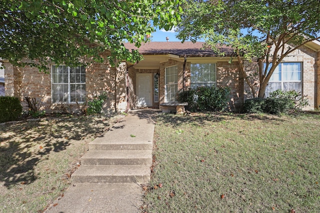 view of front of home featuring a front lawn