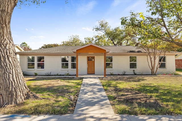 single story home with a front lawn