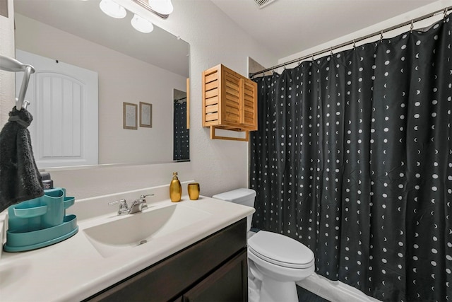 full bath with a shower with shower curtain, toilet, vanity, and visible vents