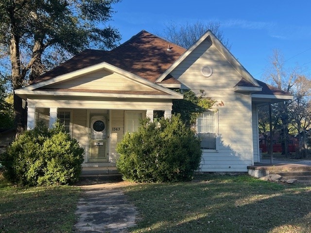 view of front facade with a porch and a front yard