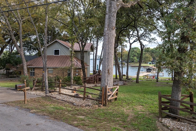 view of yard featuring a water view