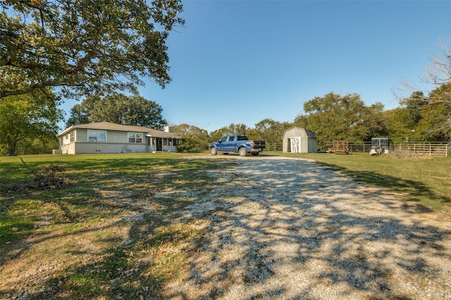 view of front of house featuring a shed and a front yard