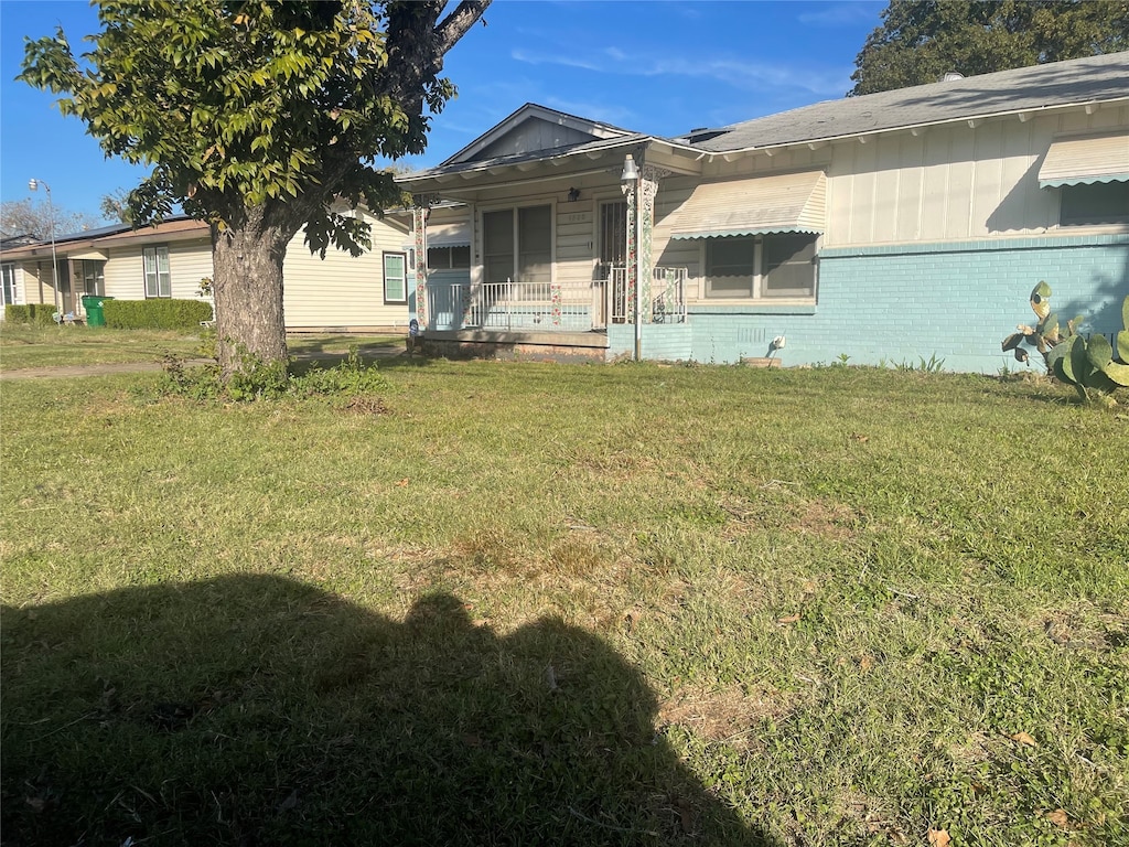 view of front facade with a front lawn