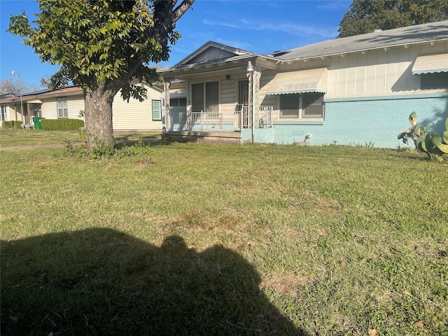 view of front facade with a front lawn