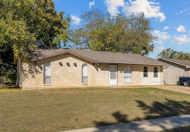 ranch-style house featuring a front lawn