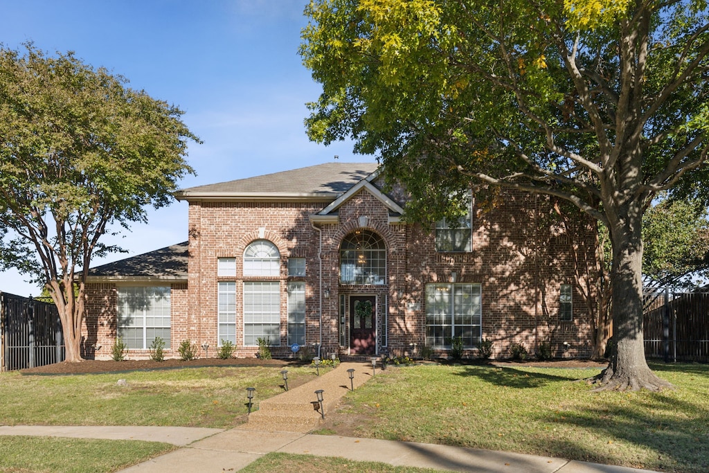 view of front of house featuring a front lawn