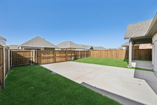 view of yard featuring a patio area