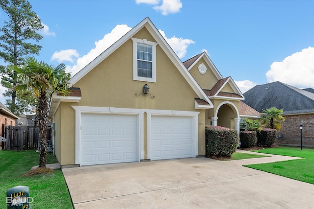 view of front property featuring a garage and a front lawn