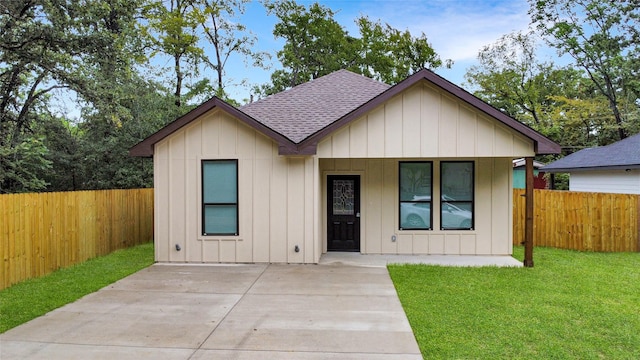 view of front of home with covered porch and a front yard