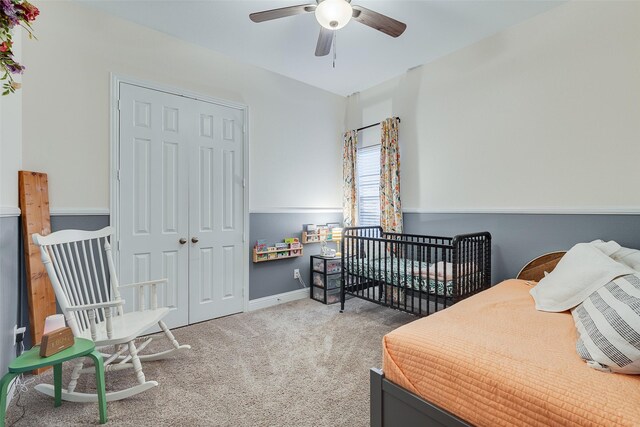 living area featuring recessed lighting, arched walkways, wood finished floors, and a fireplace