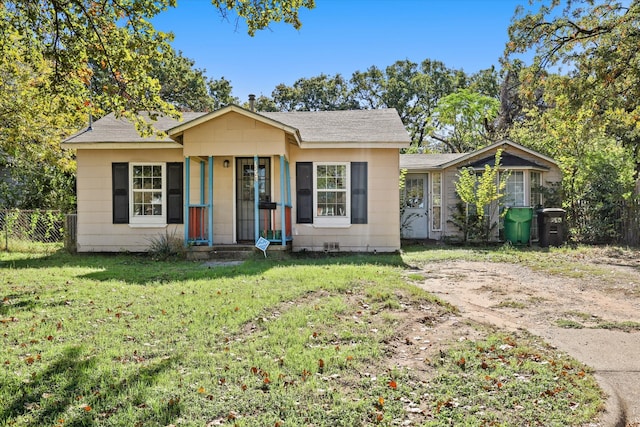 single story home with a front lawn