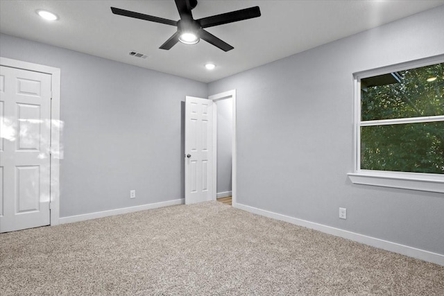 unfurnished room with carpet flooring and ceiling fan