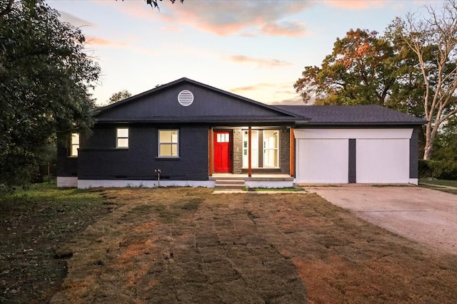 view of front of house featuring a lawn and a garage