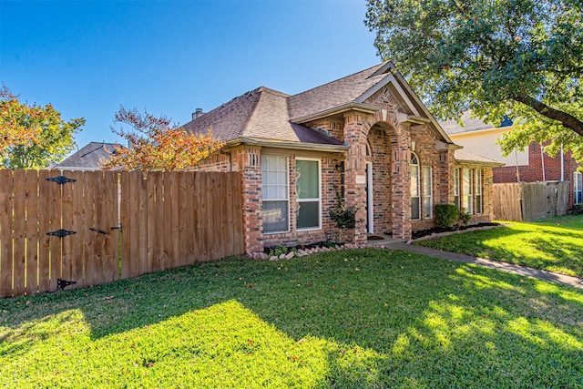 view of front of house featuring a front lawn