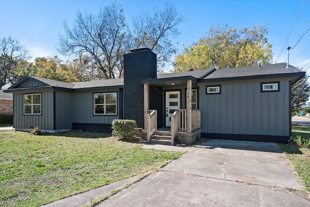 ranch-style home featuring a front lawn