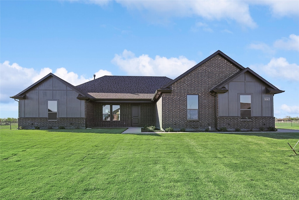 view of front of home featuring a front lawn