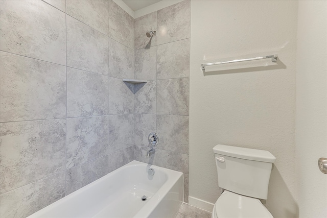 bathroom with tiled shower / bath and toilet