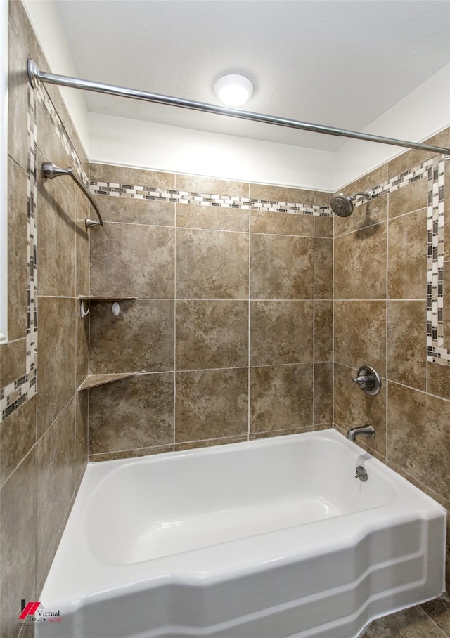 bathroom with tiled shower / bath